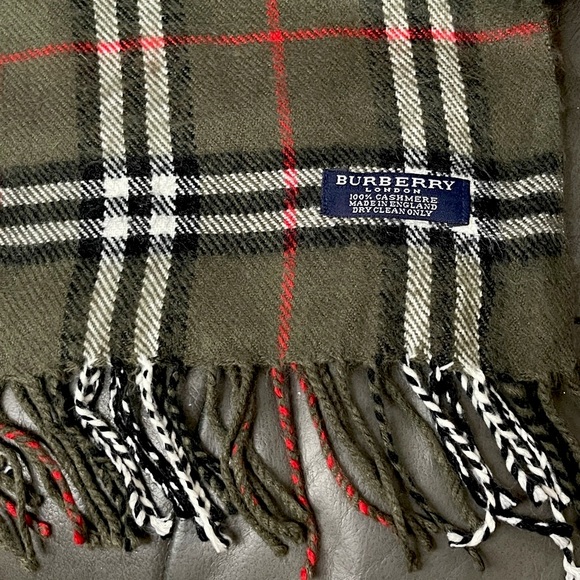 AUTH BURBERRY OLIVE CASHMERE SCARF ๐ GREEN BLACK RED WHITE VINTAGE CHECK PLAID - Picture 2 of 9